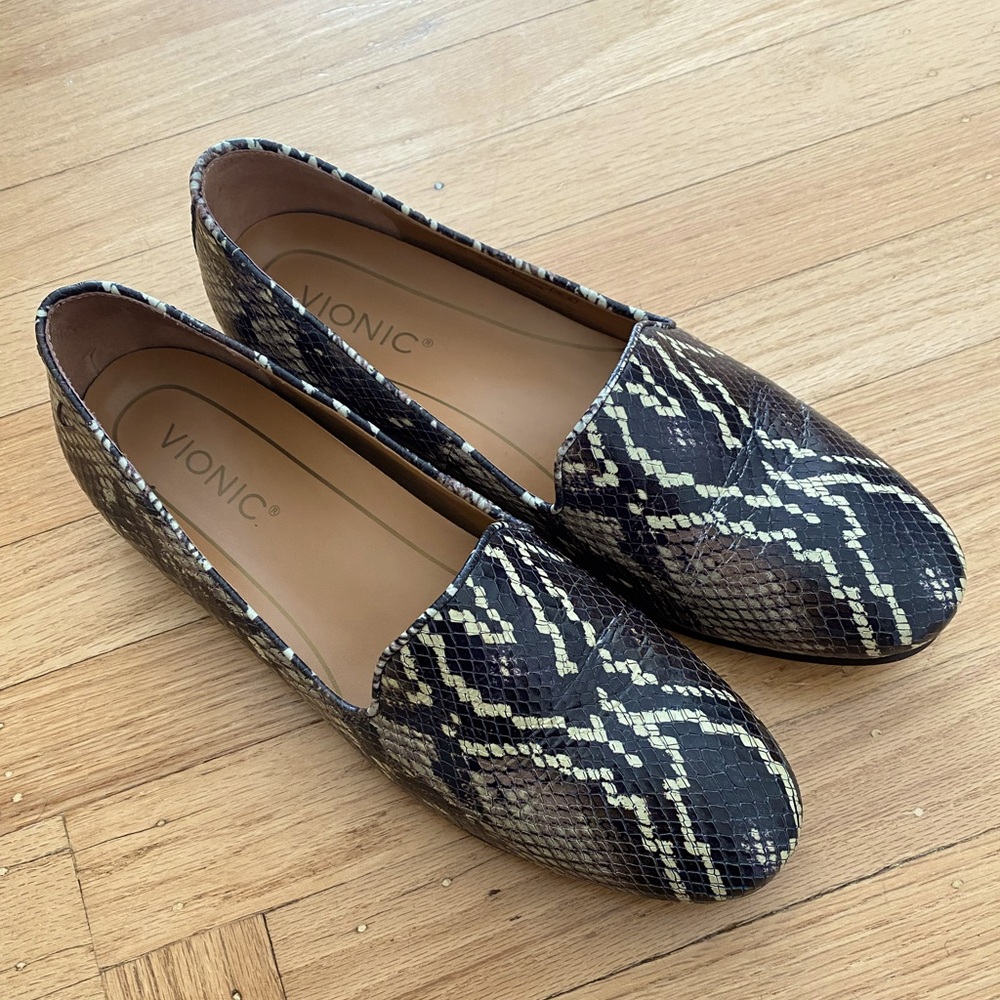 Faux snakeskin slip on flats size 8 
Lightly worn